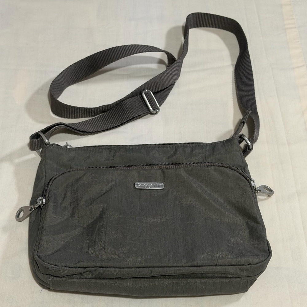 Baggallini Gray Nylon Crossbody Shoulder Bag Lightweight Travel Purse 10” x 7”